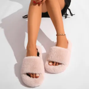 Gros plan de chaussons en fausse fourrure rose portés, montrant la texture douce