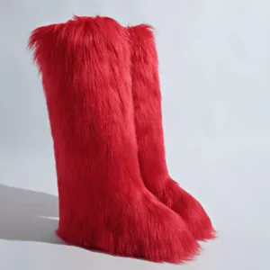 Vue détaillée de la texture en fausse fourrure rouge vif de ces bottes d'hiver hautes