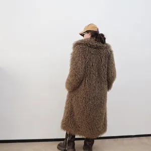 Vue arrière d'un long manteau marron en fausse fourrure de mouton pour femme en hiver