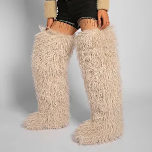 Detalle de lujosas botas de nieve de piel de oveja sintética de 72 cm sobre la rodilla