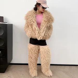Vista detallada de una chaqueta de piel sintética beige con textura rizada en una modelo asiática