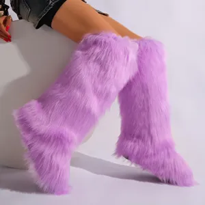 Vue détaillée des bottes hautes en fausse fourrure violette avec texture longue et douce