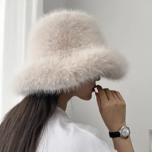Gros plan montrant la texture douce d'un chapeau cloche crème en fausse fourrure