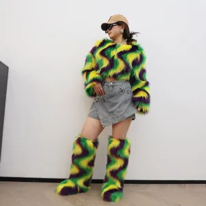 Vue complète du costume de festival Mardi Gras en fausse fourrure à motifs ondulés tricolores