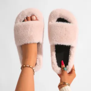 Gros plan sur des chaussons en fausse fourrure rose style Y2K, texture douce et confortable.
