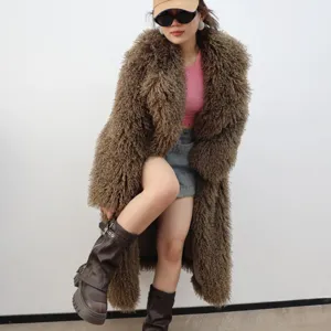 Manteau mi-long en fausse fourrure marron avec texture bouclée style agneau du Tibet