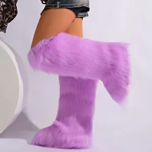 Vue détaillée des bottes de neige violettes en fausse fourrure à hauteur de genou et douce