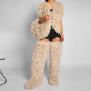 Vista detallada de las botas beige 72cm de piel sintética con chaleco a juego