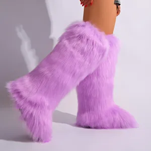 Détail de bottes de neige hautes en fausse fourrure de renard lavande avec texture moelleuse