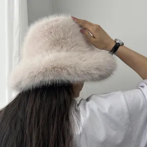 Détail d'un chapeau bob en fausse fourrure pelucheuse montrant sa texture douce