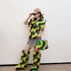 Gros plan sur l'ensemble gilet, bottes et sac en fausse fourrure vert, violet et jaune Mardi Gras