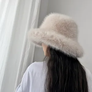 Vue arrière d'un bob en fausse fourrure de renard beige avec une texture peluche