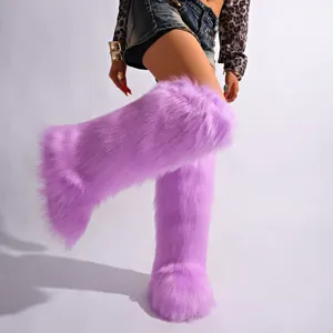 Vue rapprochée de bottes de neige hautes en fausse fourrure mauve ultra douce.