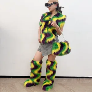 Tenue de fête Mardi Gras en fausse fourrure avec gilet, bottes et sac violet, vert et jaune