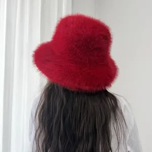 Vue arrière d'un bob en fausse fourrure rouge montrant la texture douce de l'hiver