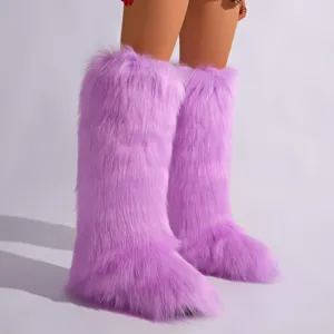 Gros plan détaillé sur des bottes de neige violettes en fausse fourrure hauteur genou