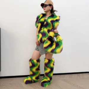Ensemble coloré en fausse fourrure Mardi Gras avec gilet, sac à main et bottes de fête