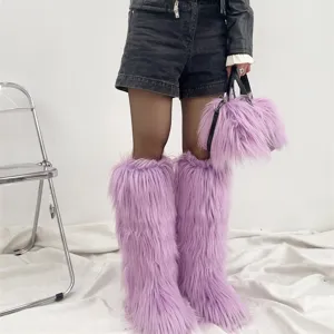 Détail de bottes hautes en fausse fourrure violette et sac à main en peluche assorti
