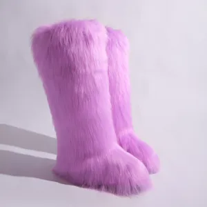 Vue détaillée de bottes hautes en fausse fourrure violette, texture douce et moelleuse.