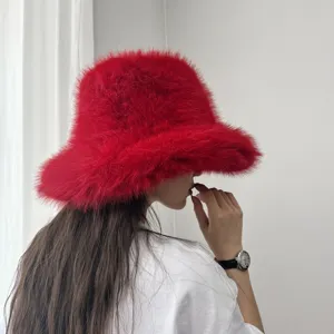 Détail d'un chapeau cloche en fausse fourrure rouge vif avec de larges bords