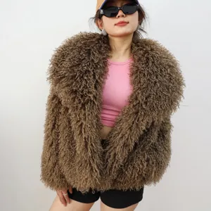 Modelo con chaqueta corta de piel sintética marrón con textura de lana de cordero suave