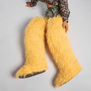 Detalle de botas amarillas de 72 cm de pelo sintético por encima de la rodilla