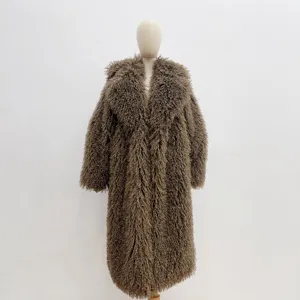 Vue détaillée d'un manteau long en fausse fourrure de mouton marron sur un mannequin