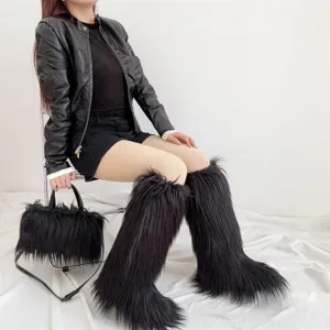 Vue détaillée de bottes hautes en fausse fourrure noire et sac à main assorti