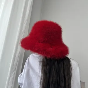 Vue arrière d'un bob en fausse fourrure rouge duveteuse montrant sa texture douce et volumineuse