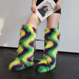 Bottes de fête en fausse fourrure vert violet jaune Mardi Gras vue détaillée