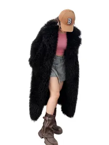 Détail d'un manteau long noir pour femme en fausse fourrure d'agneau au style hirsute d'hiver