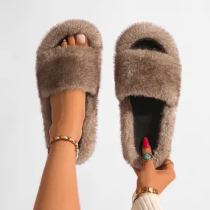 Gros plan sur des chaussons en fausse fourrure marron au style y2k punk tendance