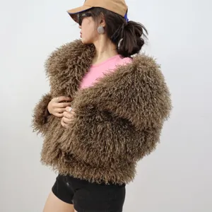 Detalle de chaqueta de piel sintética marrón con textura de lana de cordero de Mongolia