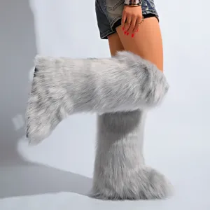 Vue latérale de bottes de neige en fausse fourrure grise avec une texture épaisse et chaude