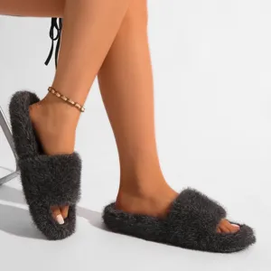 Vue détaillée des chaussons en fausse fourrure grise, texture douce et confort