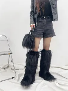 Gros plan sur les bottes en fausse fourrure noire et le sac à main assorti y2k
