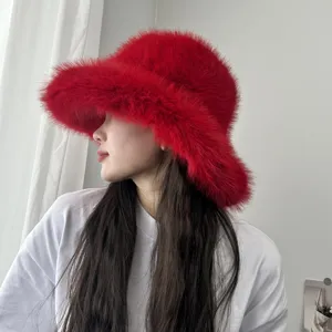 Vue latérale détaillée d'un bob en fausse fourrure de renard rouge vif pour femme en hiver
