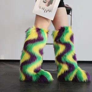 Gros plan sur les bottes en fausse fourrure Mardi Gras aux motifs en zigzag or, violet et vert