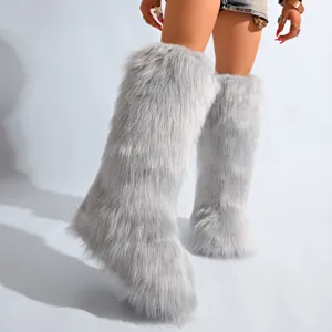 Vue détaillée de bottes de neige grises en fausse fourrure moelleuse pour l'hiver.