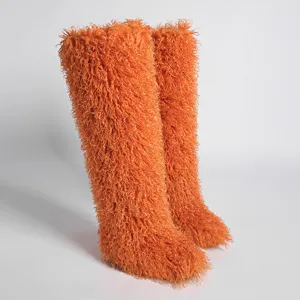 Vista detallada de las botas naranjas de 72 cm en imitación de piel de cordero tibetano