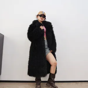 Vue complète d'un manteau en fausse fourrure d'agneau du Tibet noir pour femme, shaggy