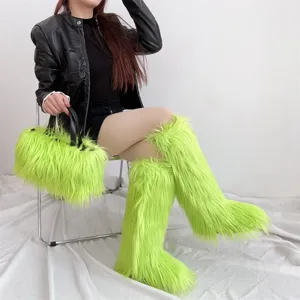 Détail de bottes montantes en fausse fourrure vert fluo et sac à main en peluche assorti
