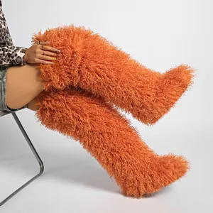 Primer plano de botas por encima de la rodilla de 72 cm en pelo sintético naranja