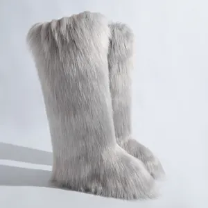 Vue détaillée de bottes de neige argentées en fausse fourrure de renard avec texture