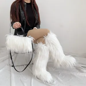 Ensemble chic de bottes de neige blanches en fausse fourrure et sac à main punk