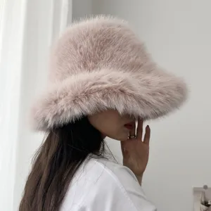 Vue latérale d'un chapeau cloche en fausse fourrure de renard rose à larges bords.