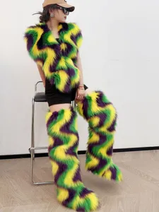 Gros plan sur l'ensemble de costume en fausse fourrure hirsute violet vert jaune Mardi Gras
