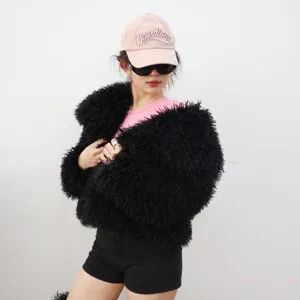 Chaqueta corta de piel sintética negra elegante con textura estilo lana de cordero