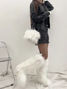 Détail de jambières en fausse fourrure blanche et sac à main assorti sur modèle.