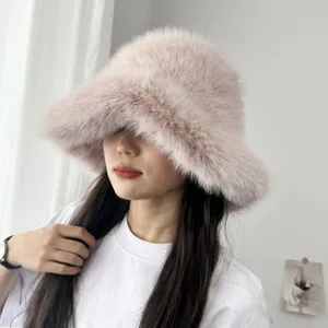 Mannequin portant un bob en fausse fourrure rose avec large bord pour l'hiver